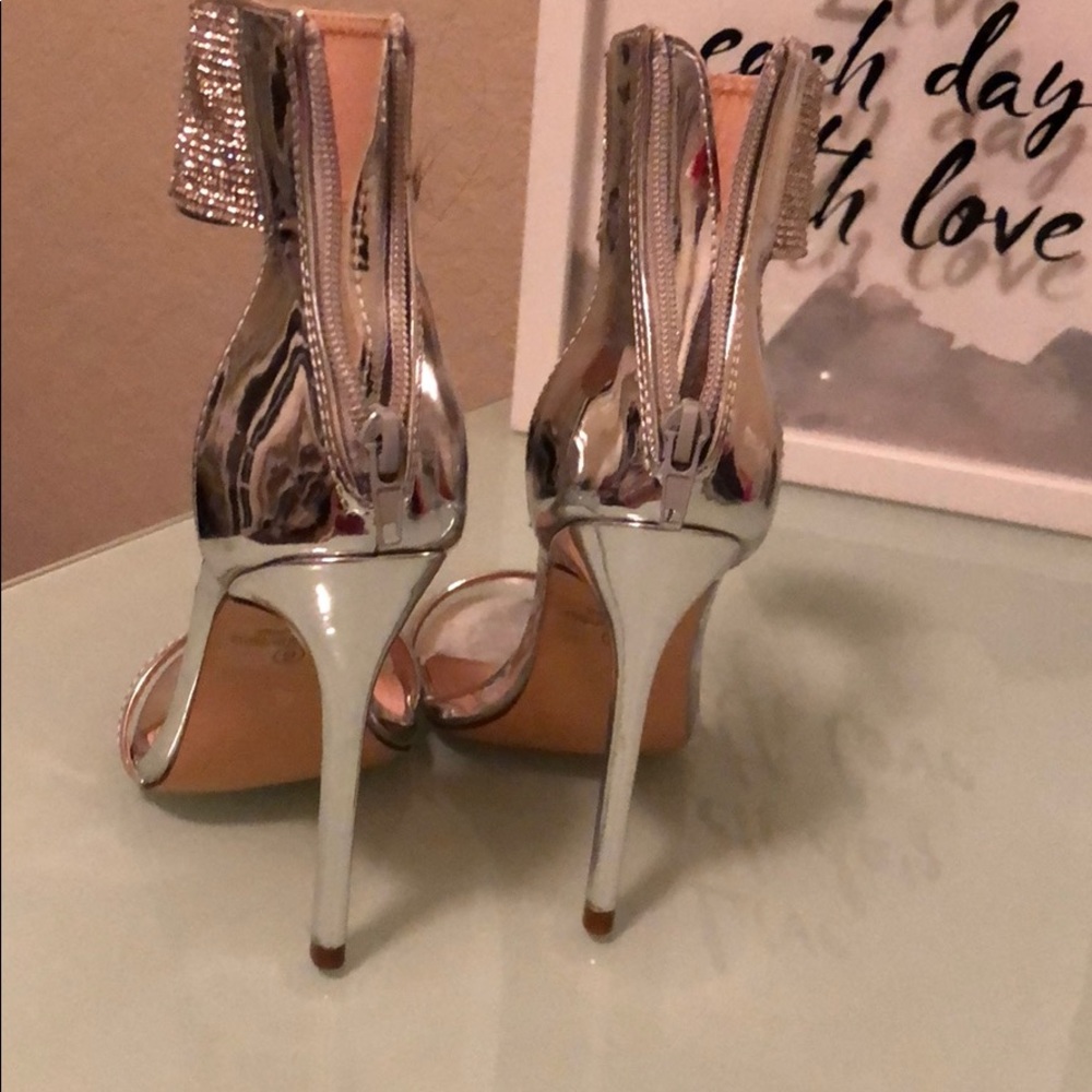 Silver heels - Picture 2 of 4
